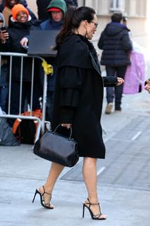 Lucy Liu feet photo thumbnail