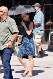 Lucy Liu feet photo thumbnail