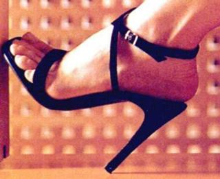 Lucy Liu feet photo thumbnail