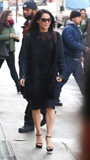 Lucy Liu feet photo thumbnail