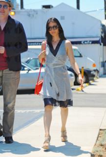 Lucy Liu feet photo thumbnail