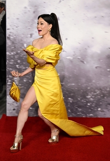 Lucy Liu feet photo thumbnail