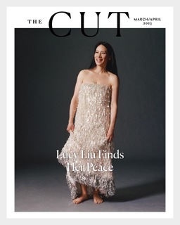 Lucy Liu feet photo thumbnail