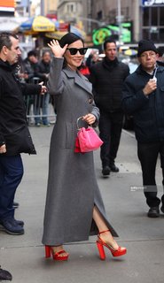 Lucy Liu feet photo thumbnail