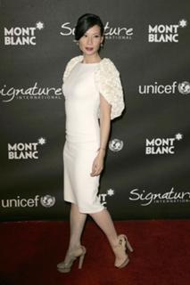 Lucy Liu feet photo thumbnail
