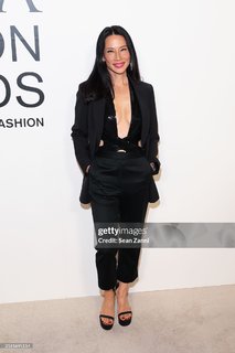 Lucy Liu feet photo thumbnail