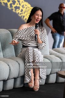 Lucy Liu feet photo thumbnail
