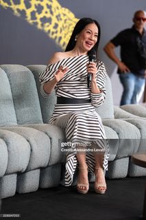 Lucy Liu feet photo thumbnail