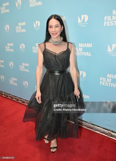 Lucy Liu feet photo thumbnail