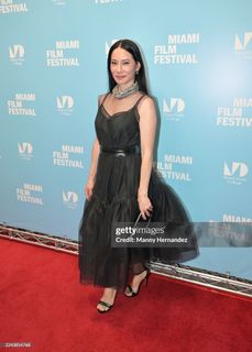 Lucy Liu feet photo thumbnail