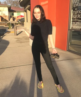 Lucy Loken feet photo 10