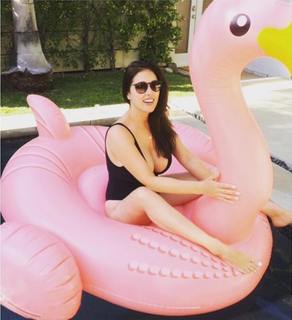 Lucy Pinder feet photo thumbnail