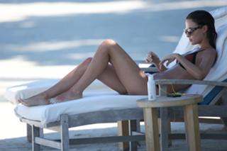 Lucy Watson feet photo thumbnail