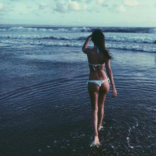 Lucy Watson feet photo thumbnail