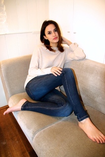 Lucy Watson feet photo thumbnail
