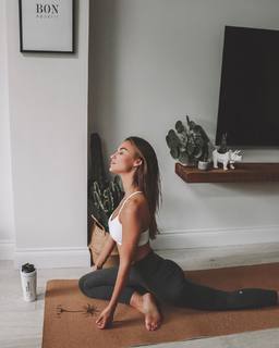 Lucy Watson feet photo thumbnail