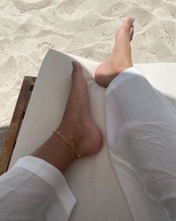 Lucy Watson feet photo thumbnail