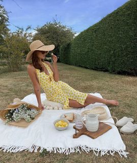 Lucy Watson feet photo thumbnail