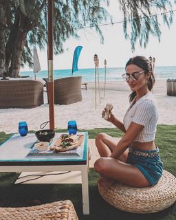 Lucy Watson feet photo thumbnail