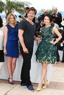 Ludivine Sagnier feet photo thumbnail