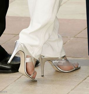 Ludivine Sagnier feet photo thumbnail