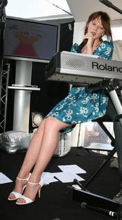 Ludivine Sagnier feet photo thumbnail