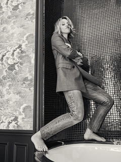 Ludivine Sagnier feet photo thumbnail