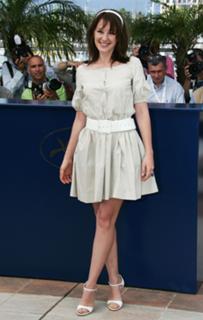 Ludivine Sagnier feet photo thumbnail