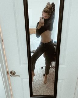 Ludovica Frasca feet photo thumbnail