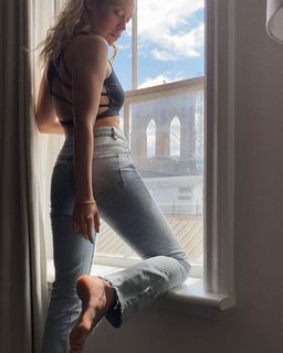 Ludovica Frasca feet photo thumbnail