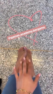 Ludovica Pagani feet photo thumbnail