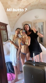 Ludovica Pagani feet photo thumbnail