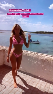 Ludovica Pagani feet photo thumbnail