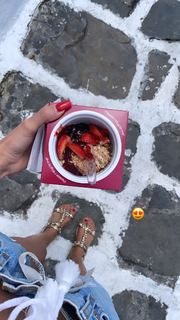 Ludovica Pagani feet photo thumbnail
