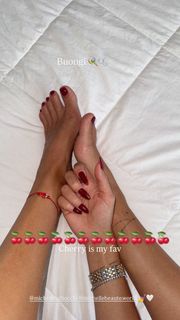Ludovica Pagani feet photo thumbnail
