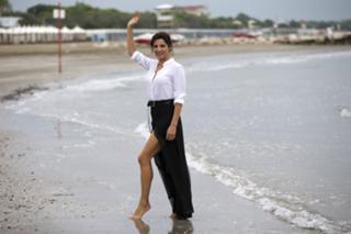 Luisa Ranieri feet photo thumbnail