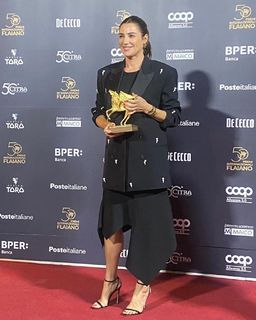 Luisa Ranieri feet photo thumbnail