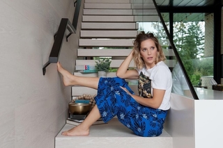 Luisana Lopilato feet photo thumbnail