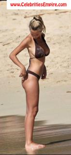 Luisana Lopilato feet photo thumbnail