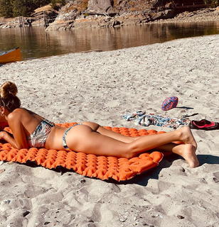Luisana Lopilato feet photo thumbnail