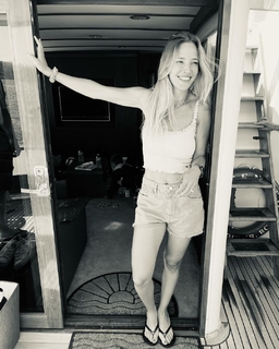 Luisana Lopilato feet photo thumbnail