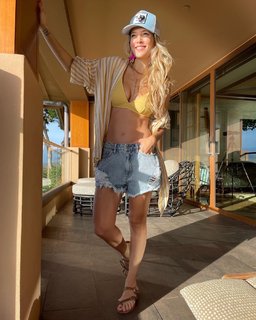 Luisana Lopilato feet photo thumbnail