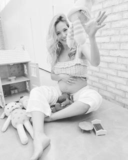 Luisana Lopilato feet photo thumbnail