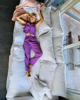 Luisana Lopilato feet photo thumbnail