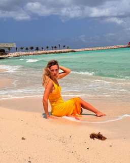 Luisana Lopilato feet photo thumbnail
