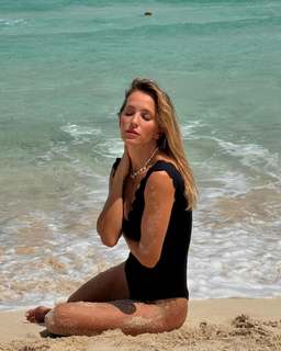 Luisana Lopilato feet photo thumbnail