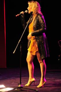 Luiza Possi feet photo thumbnail