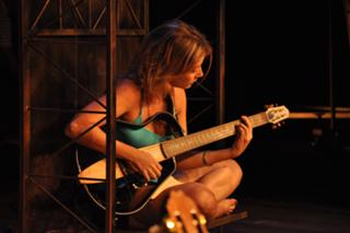 Luiza Possi feet photo thumbnail