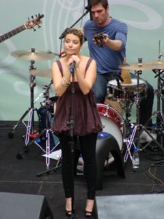 Luiza Possi feet photo thumbnail