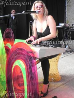 Luiza Possi feet photo thumbnail